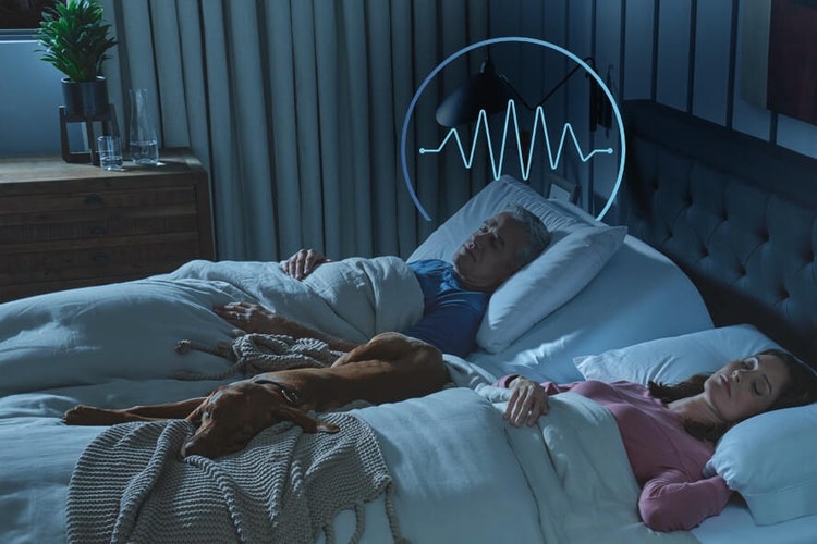 Image of two people on Tempur-Pedic mattress